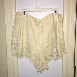 Kimchi Blue Cream lace shorts. Size 4.